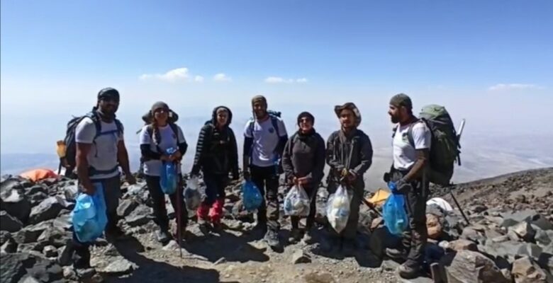 Vanlı dağcıların Ağrı Dağı’nda çöp tepkisi