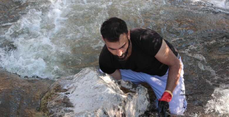 Olta ve ağ kullanmadan balık avlıyorlar