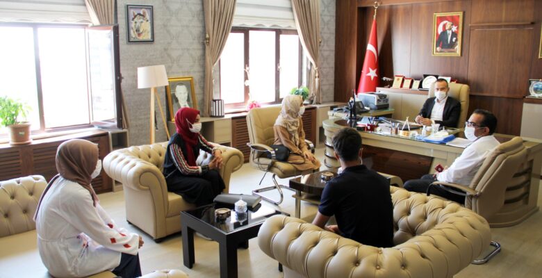 YKS sınavında başarılı olan öğrencilerden Milli Eğitim Müdürü Tekin’e ziyaret