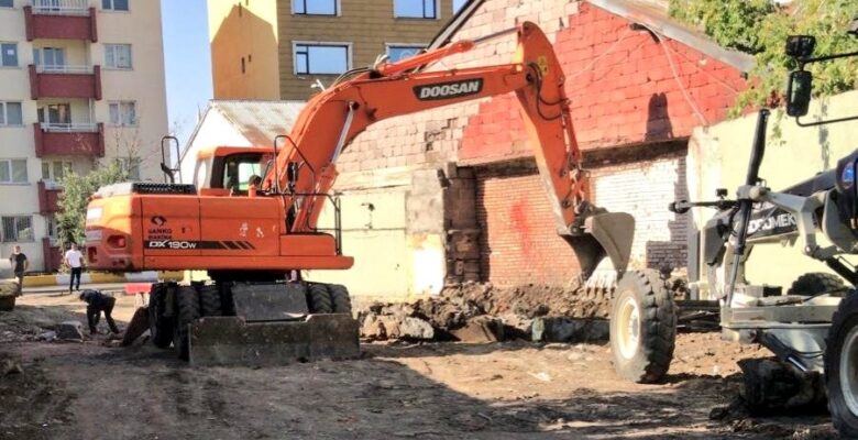 Ağrı Belediyesi kapalı olan yolu yıllar sonra açıyor