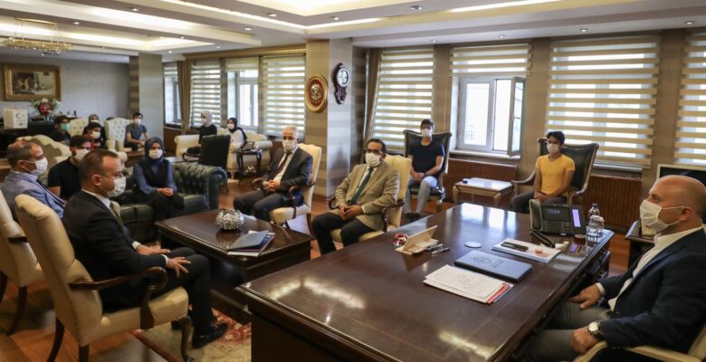 Ağrı Valisi Dr. Varol, YKS sınavında dereceye giren öğrencileri makamında ağırladı