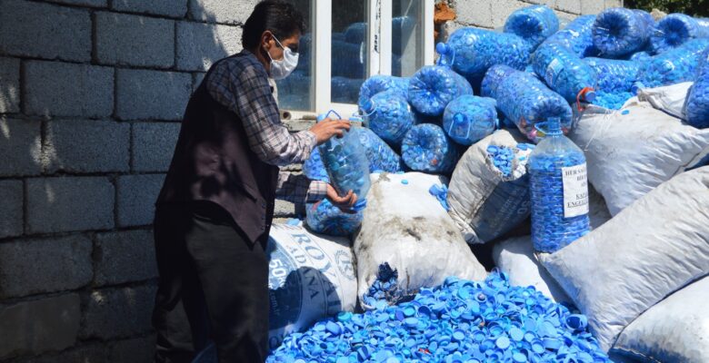 Engelsiz hayat için sokak sokak gezip mavi kapak topluyor