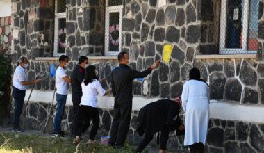 Okulları rengarenk boyayarak yüz yüze eğitime hazırlıyorlar