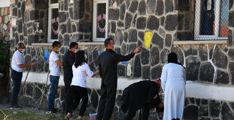 Okulları rengarenk boyayarak yüz yüze eğitime hazırlıyorlar