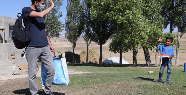 Uzaktan eğitime erişemeyen Ağrılı çocuklara tablet desteği