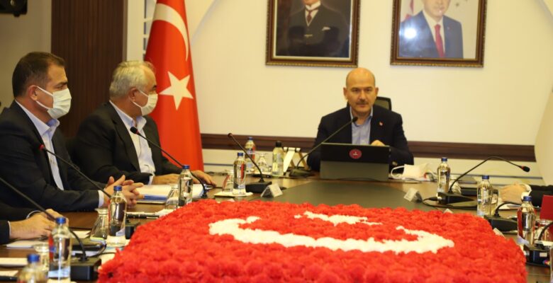 Bakan Soylu Hakkari’de güvenlik toplantısına katıldı