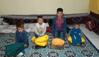 Hayırsever işadamı Ağrılı öğrencilere kışlık kıyafet desteğinde bulundu