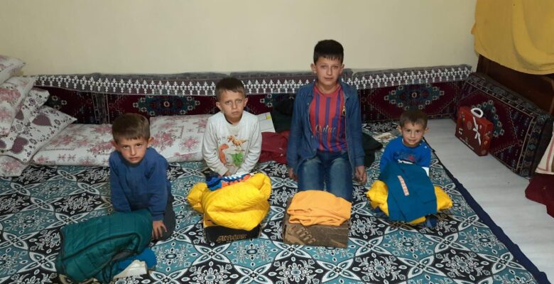 Hayırsever işadamı Ağrılı öğrencilere kışlık kıyafet desteğinde bulundu