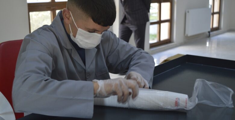 Üretim yaparak engelleri aşıyorlar