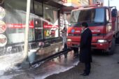 Ağrı’da cadde ve sokaklar korona virüse karşı sabunlu su ile yıkanıyor