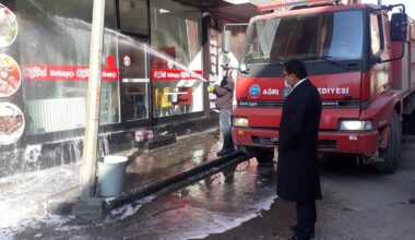 Ağrı’da cadde ve sokaklar korona virüse karşı sabunlu su ile yıkanıyor