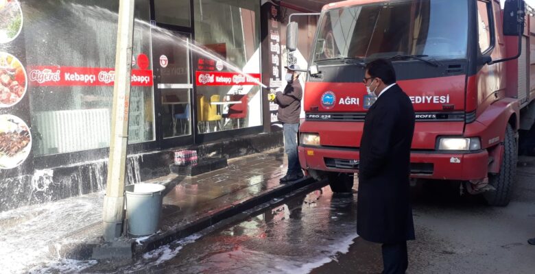 Ağrı’da cadde ve sokaklar korona virüse karşı sabunlu su ile yıkanıyor