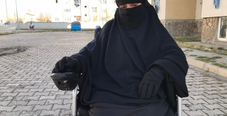 Cam kemik hastası kadın, akülü sandalyesine kavuştu