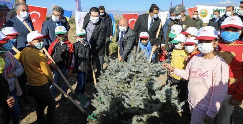 Ağrı’da  binlerce fidan toprakla buluştu