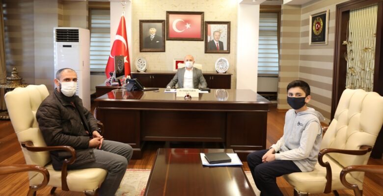 Vali Varol, Ağrı Kart’ı Tasarlayan Öğrenci İle Bir Araya Geldi