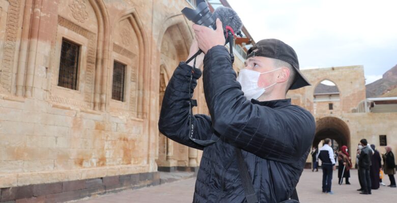 Kanadalı gezgin genç Türkiye’nin inanç merkezleri ve tarihi yapılarına hayran kaldı