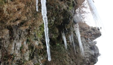 Ağrı’da donmaya başlayan şelale ortaya renkli görüntüler çıkardı