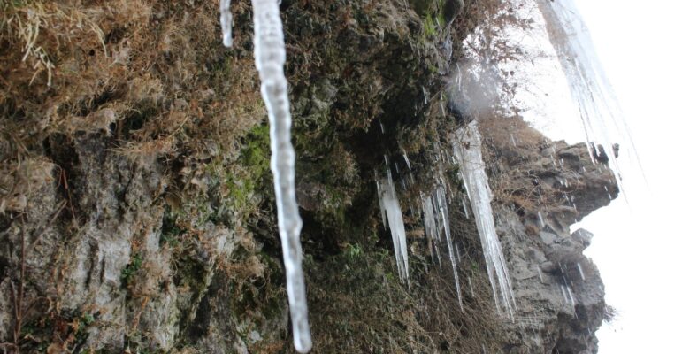 Ağrı’da donmaya başlayan şelale ortaya renkli görüntüler çıkardı