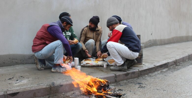 Ağrı’da belediye çalışanları soğuk havalara rağmen çalışmalarına devam ediyor