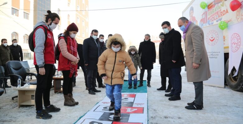 Hediye Karavanı Ağrılı çocuklara ulaştı