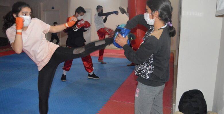 Ağrılı kick boksçular milli sporcu olmak için ter döküyor