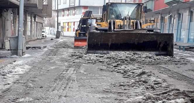 Ağrı Belediyesi kar temizleme çalışması gerçekleştirdi