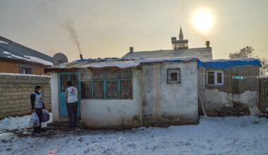 Yetimler Vakfı’ndan Ağrı’daki yetimlere kıyafet yardımı