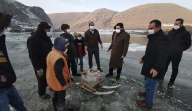 Başkan Sayan eksi 15 derecede balık tutan köylülere eşlik etti