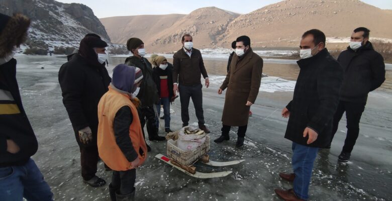 Başkan Sayan eksi 15 derecede balık tutan köylülere eşlik etti
