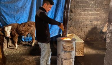 Hayvanlarını dondurucu soğuklardan korumak için ahıra soba kurdu