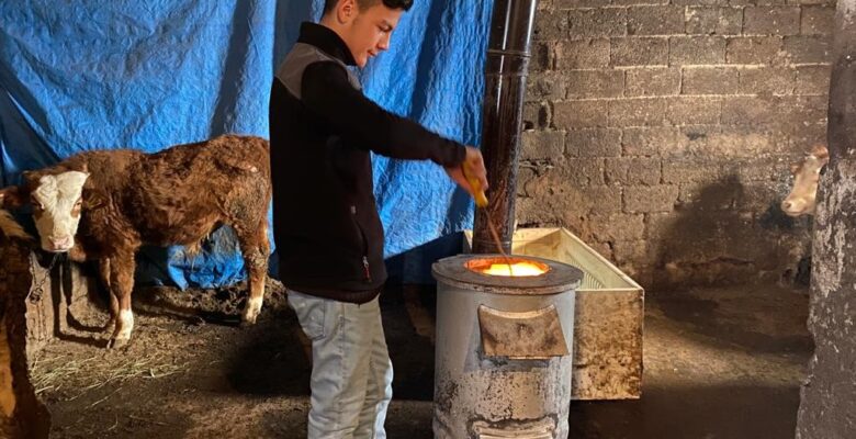 Hayvanlarını dondurucu soğuklardan korumak için ahıra soba kurdu