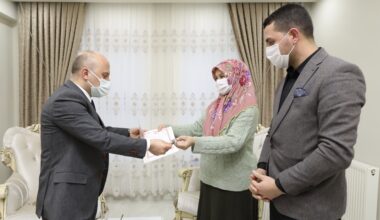 Vali Varol evini yangında kaybeden aileye yeni evlerinin anahtarını teslim etti