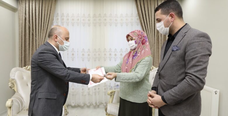 Vali Varol evini yangında kaybeden aileye yeni evlerinin anahtarını teslim etti