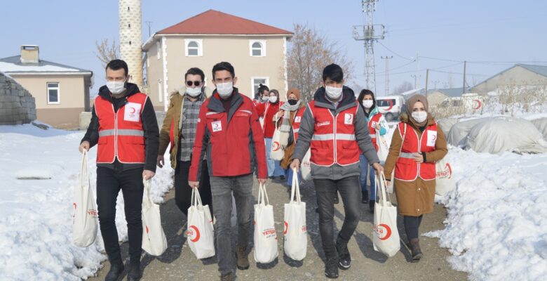 Türk Kızılay’ın gönüllü gençleri köy çocuklarını unutmadı