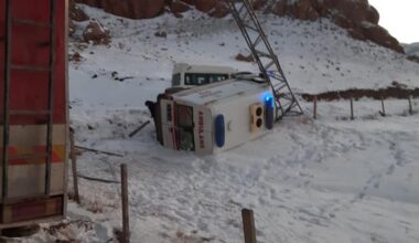 Yoldan Çıkan Ambulans Direğe Çarparak Yan Yattı: 5 Yaralı