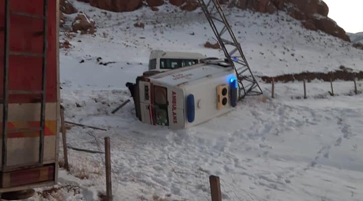 Yoldan Çıkan Ambulans Direğe Çarparak Yan Yattı: 5 Yaralı