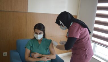 Ağrı’da ilk koronavirüs aşısı sağlık çalışanlarına uygulandı