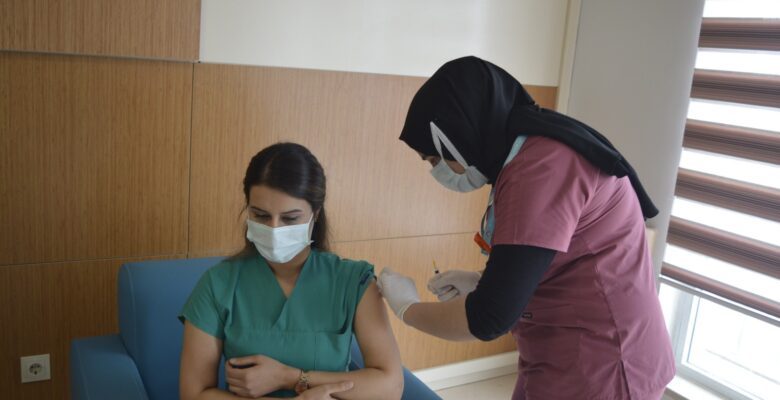 Ağrı’da ilk koronavirüs aşısı sağlık çalışanlarına uygulandı