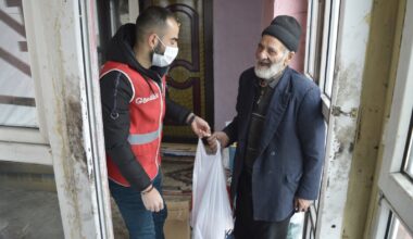 Genç Kızılay’ın gönüllü gençleri yaşlıları ziyaret etti