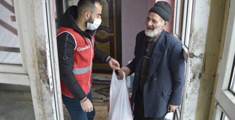 Genç Kızılay’ın gönüllü gençleri yaşlıları ziyaret etti