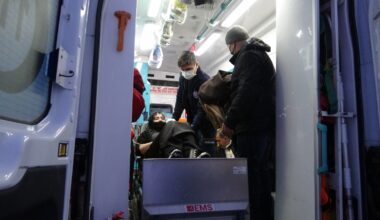Köyde mahsur kalan hasta kadını paletli ambulansla kurtarıldı