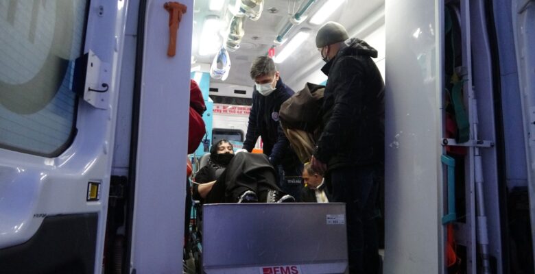 Köyde mahsur kalan hasta kadını paletli ambulansla kurtarıldı
