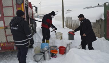 Soğuktan suları donan vatandaşlara itfaiyenin su servisi devam ediyor