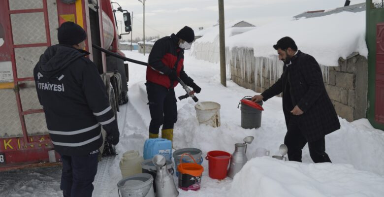 Soğuktan suları donan vatandaşlara itfaiyenin su servisi devam ediyor