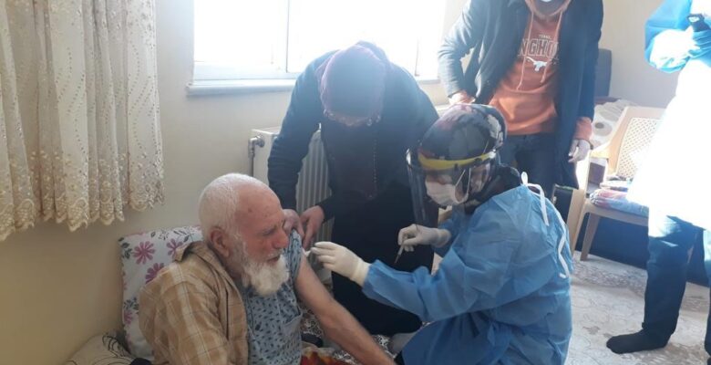 Ağrı’da filyasyon ekipleri karlı yolları aşıp, aşı yapıyorlar