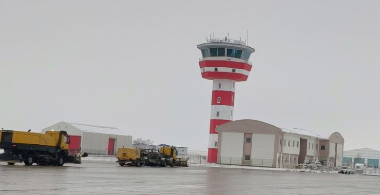 Ağrı Ahmed’i Hani Havalimanı’nda soğuk hava ve buzla mücadele sürüyor