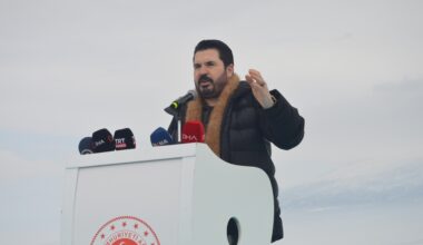 Başkan Sayan: “Teröre karşı Ağrı Dağı gibi başımızı dik tutalım”