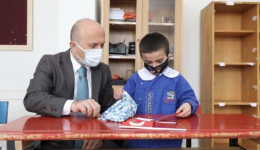 Vali Varol yüz yüze eğitimin ilk gününde öğrencilerle bir araya geldi