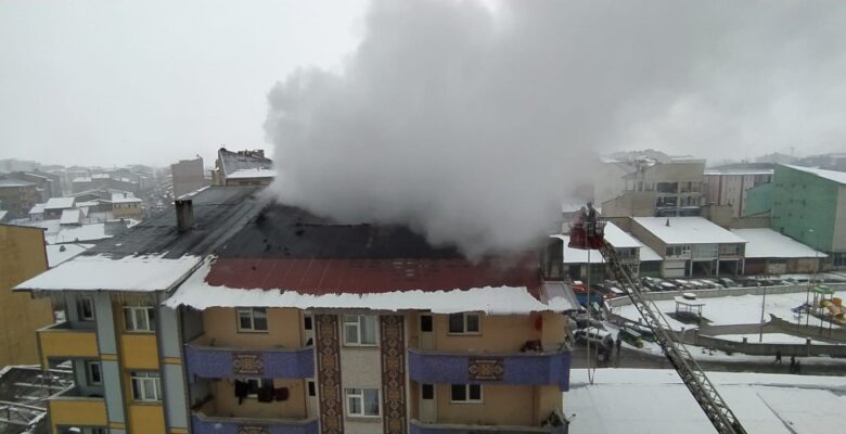 Ağrı’da çatı katında yangın paniği