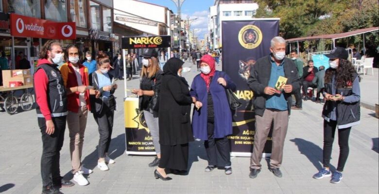 Ağrı’da polis ekipleri “En İyi Narkotik Polisi: Anne” projesi kapsamında bin 200 anneyi bilgilendirdi